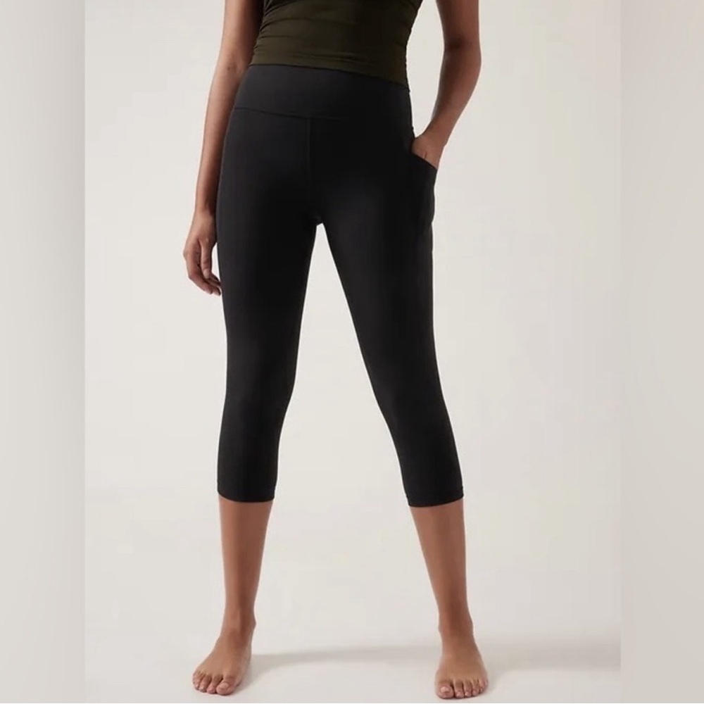 Athleta Salutation Stash Pocket Capri Leggings In Powervita In Black Size Small